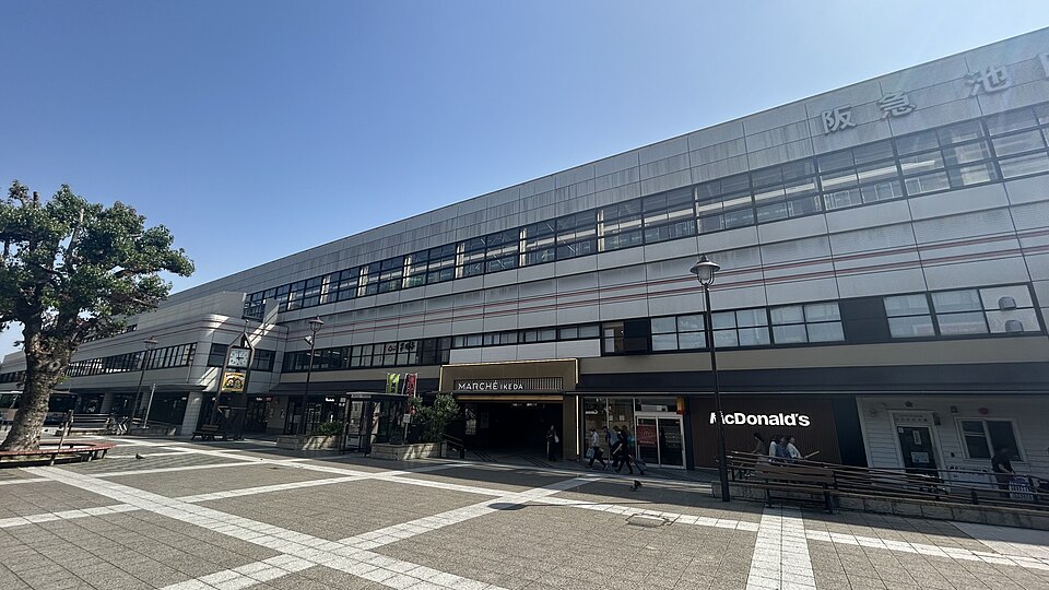 阪急池田駅の外壁、窓、駅前広場